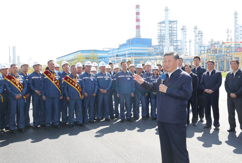 习近平总书记在辽宁中国石油辽阳石化公司同工人亲切交流