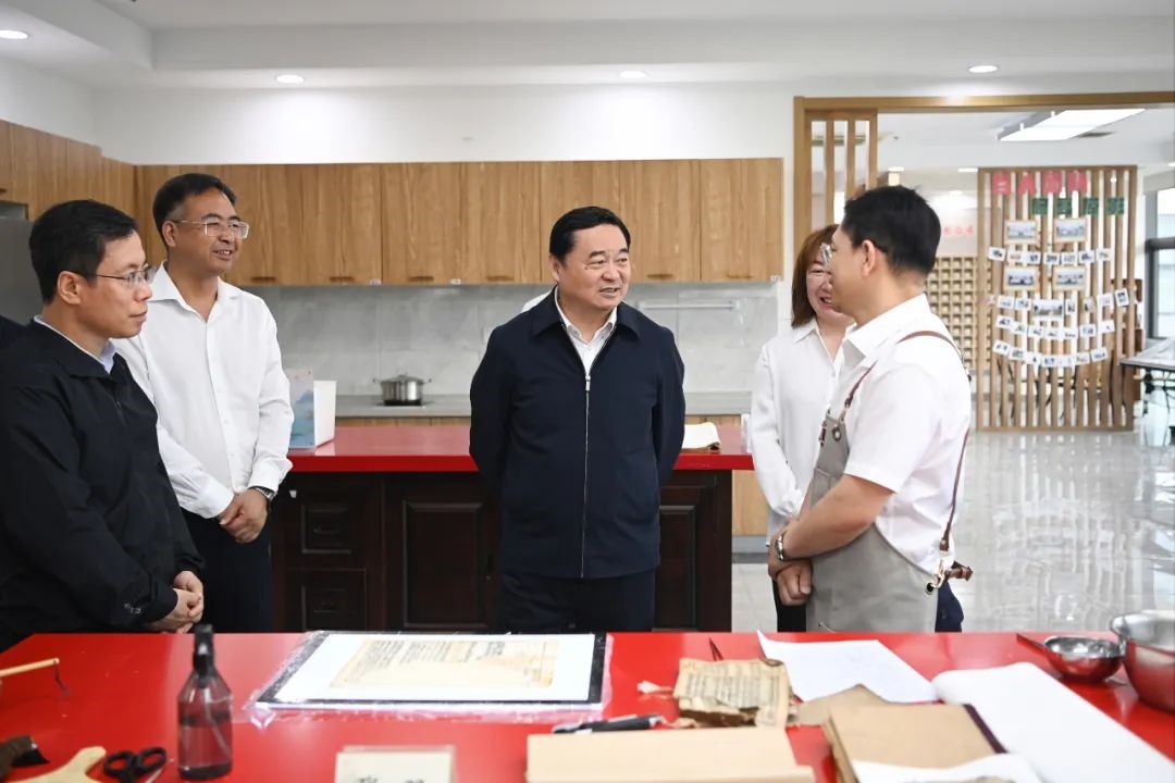 郝鹏在省档案馆调研