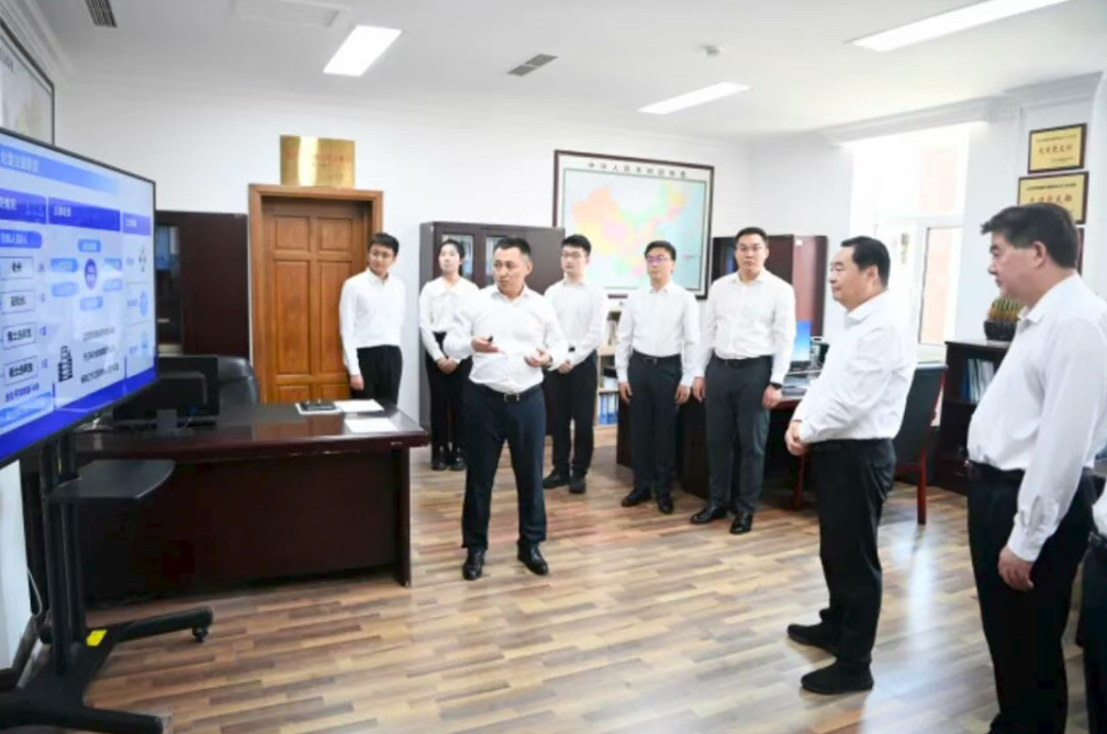 郝鹏在省交通运输厅调研