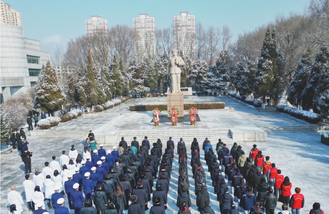 辽宁各界向雷锋墓敬献花篮