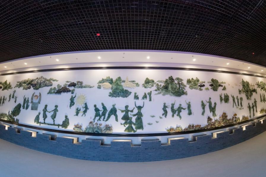 “民族大团结”巨幅玉雕画卷 。雨桐玉文化博物馆供图