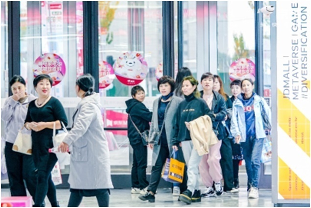 沈阳京东MALL内消费者络绎不绝