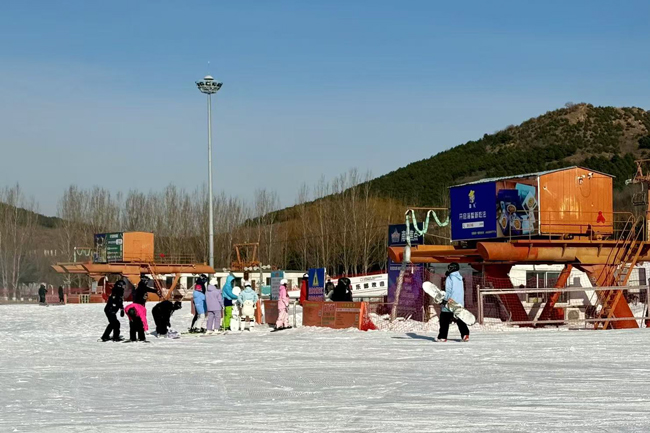 滑雪爱好者在何家沟滑雪场索道站排队。人民网记者 孝媛摄