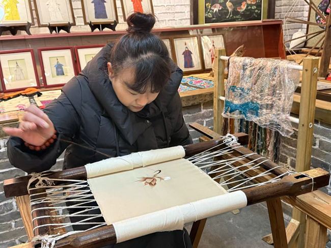 刺绣技艺展示。人民网记者 孝媛摄