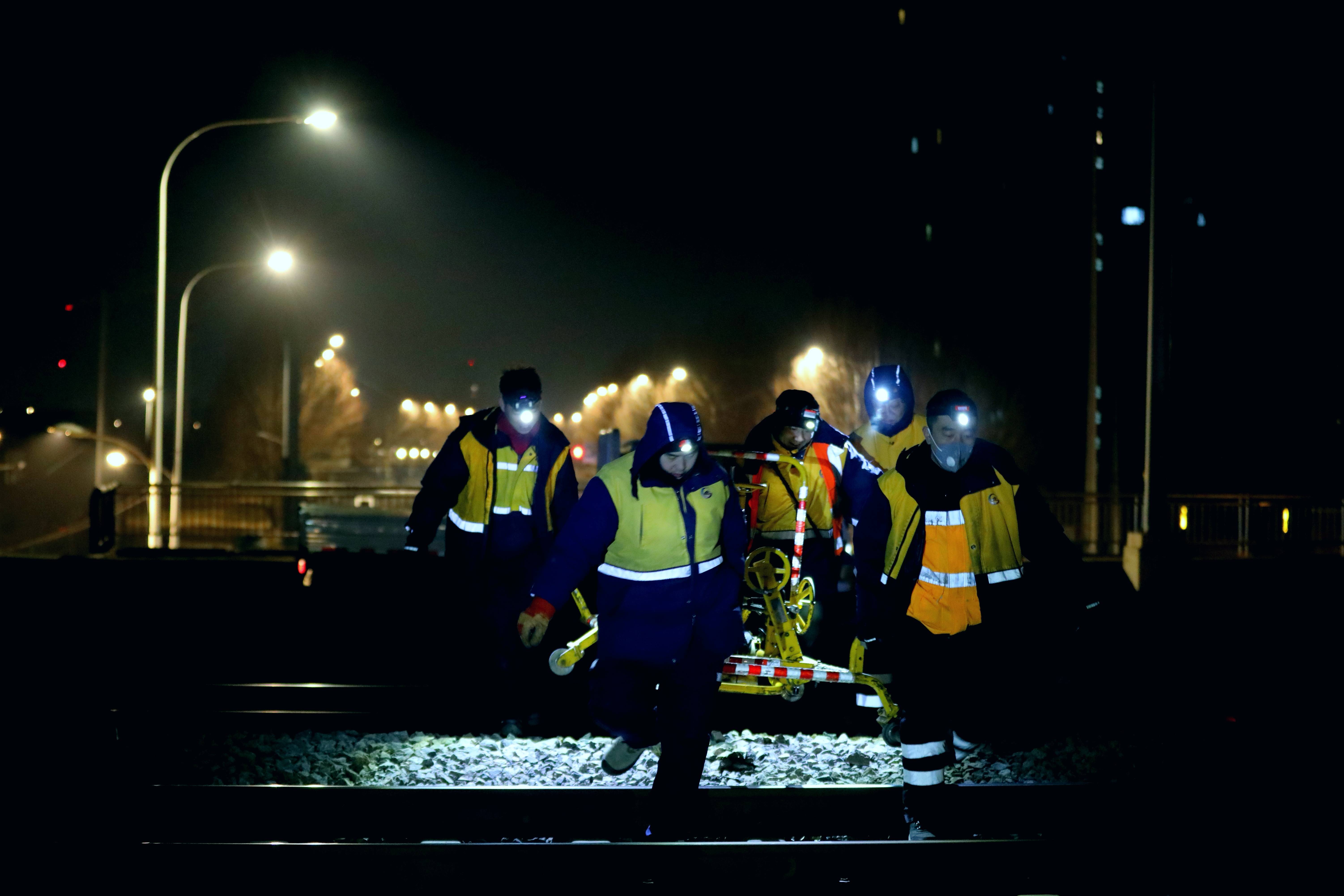 郑明皓和工友们开始进行作业。刘博摄