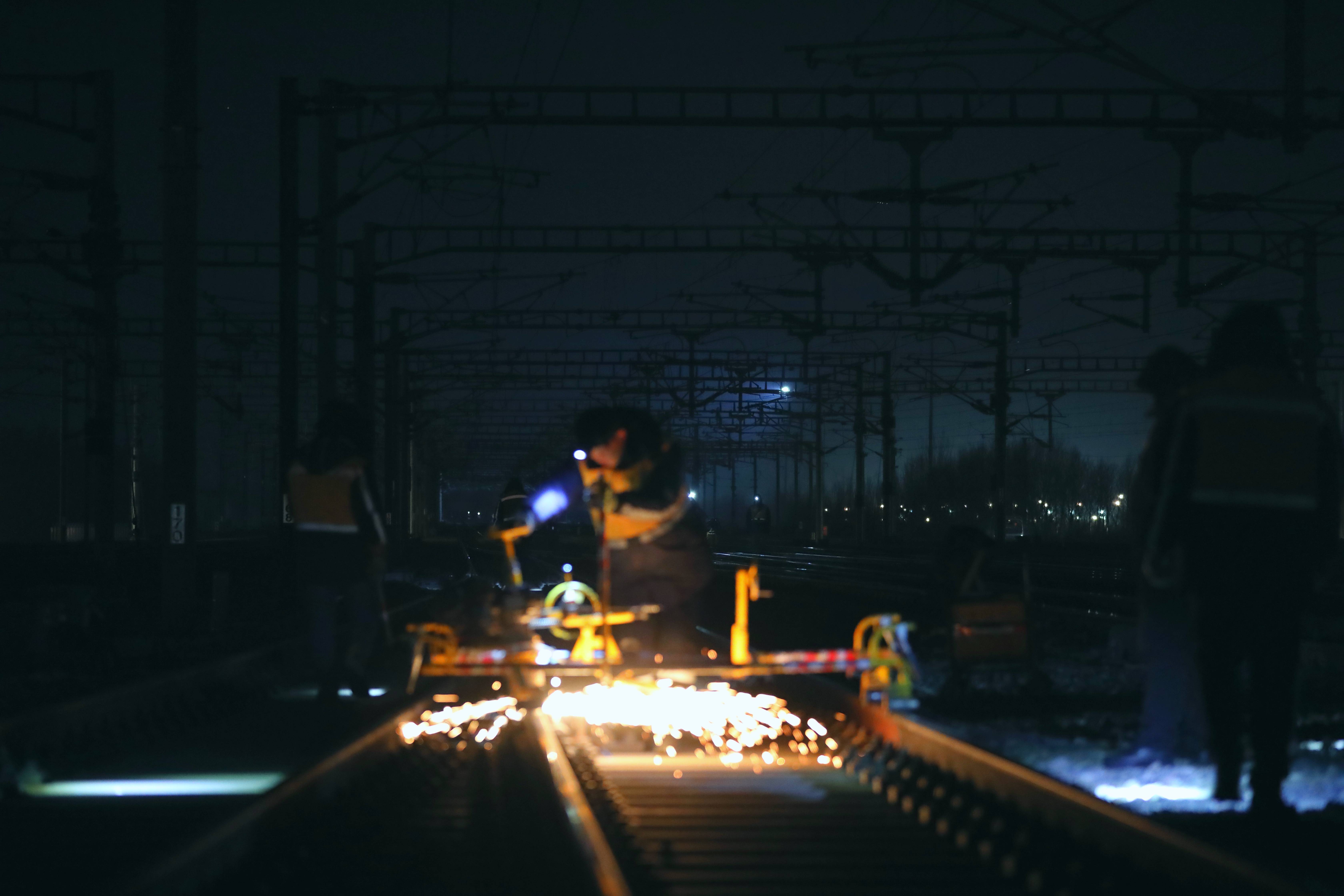 工友们有条不紊地作业着。刘博摄