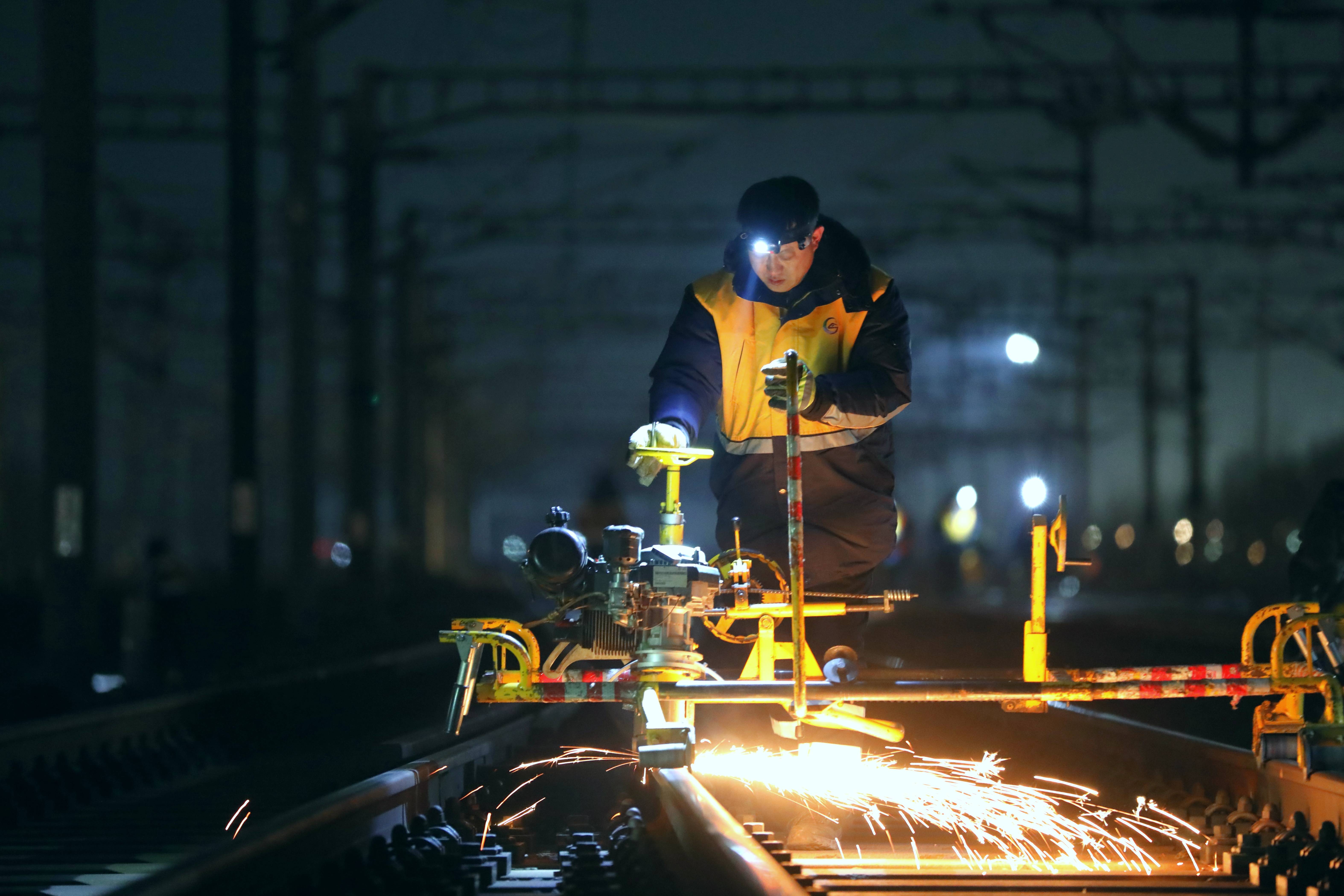 郑明皓正在进行打磨作业。刘博摄