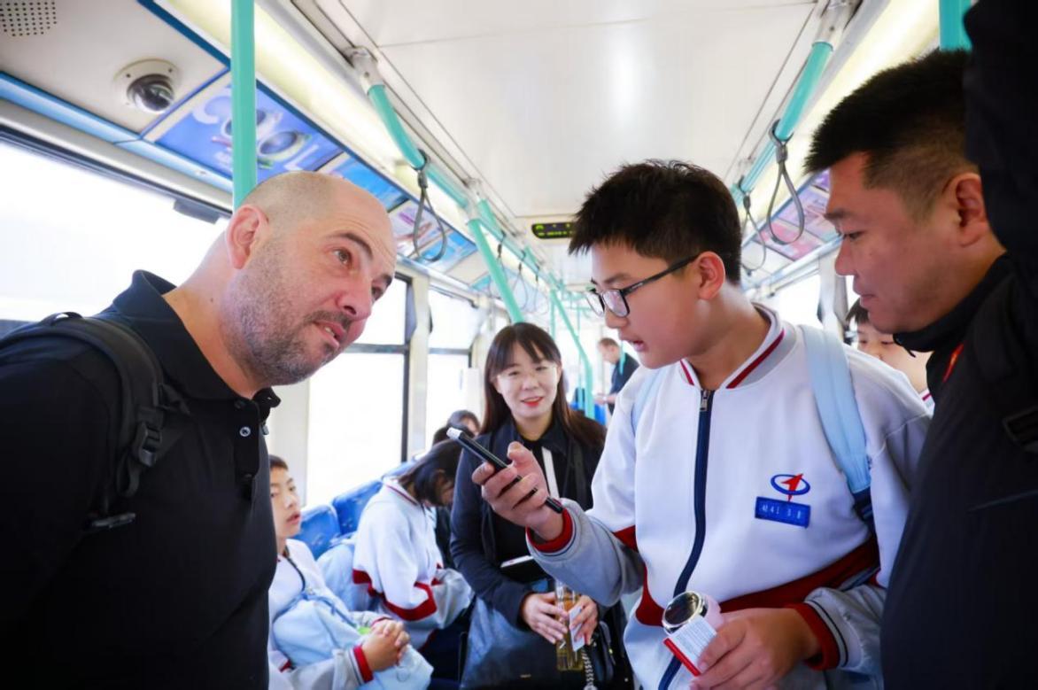 在地铁里向英国人介绍沈阳。沈阳市第七中学供图