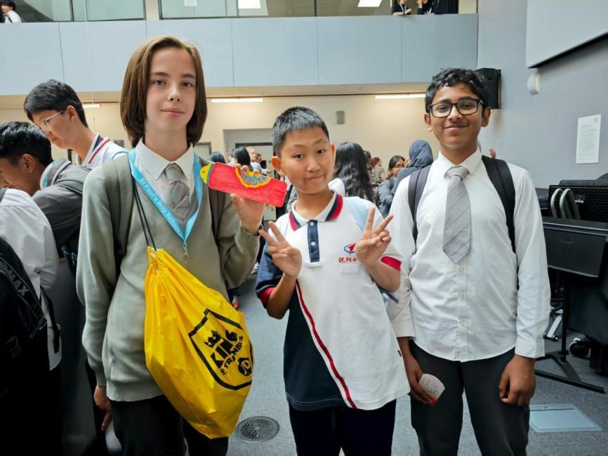 为当地学生送上亲手绘制具有沈阳特色的书签。沈阳市第一二六中学供图