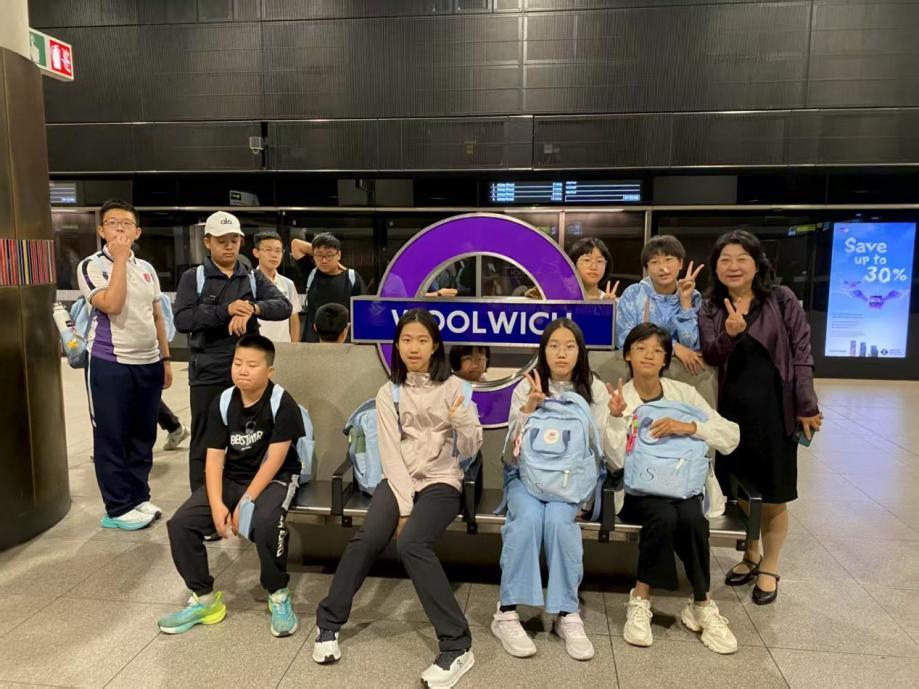 地铁站里等待换乘。沈阳市第一二六中学供图