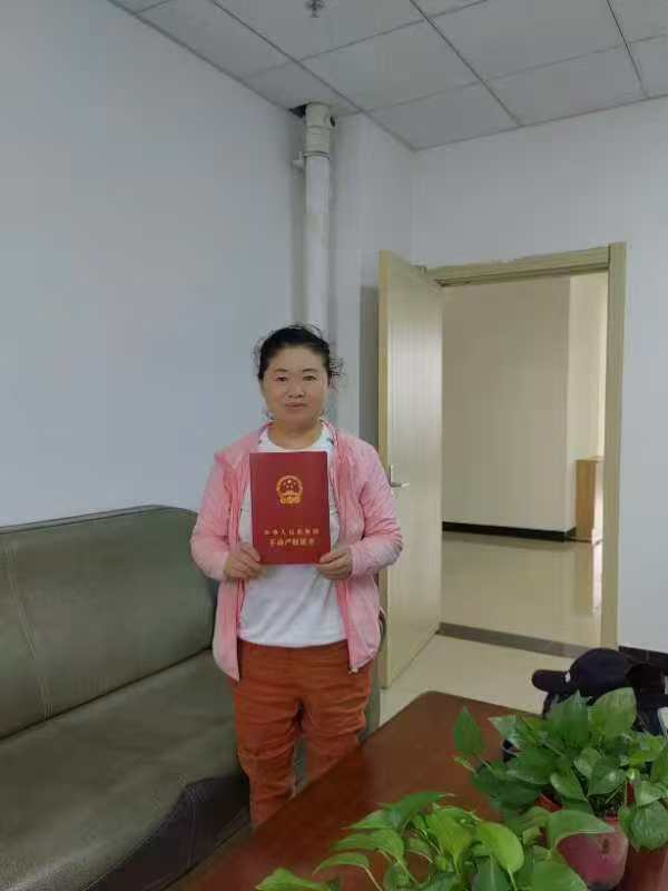新邱区长营子镇大岗岗村村民拿到不动产证。宋立君 摄