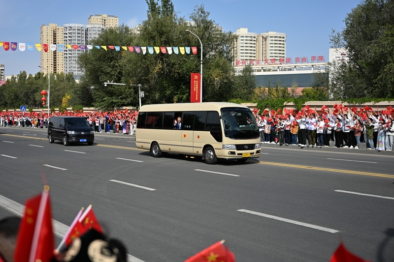习近平率中央代表团抵达乌鲁木齐出席新疆维吾尔自治区成立70周年庆祝活动(6)XxjpsgC000015_20250924_PEPFN0A001.jpg
