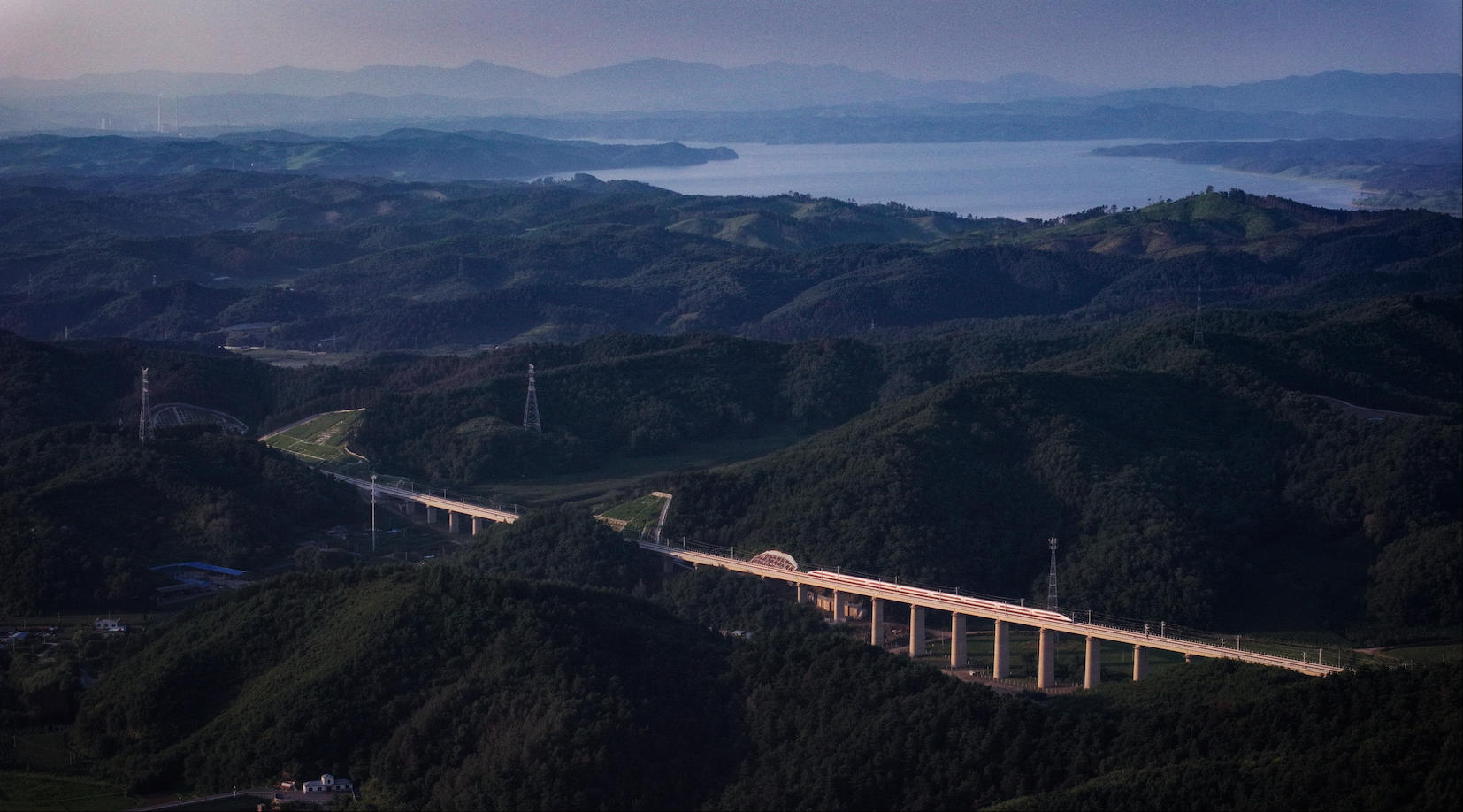 沈白高铁列车穿梭在崇山峻岭之间。陈明 摄