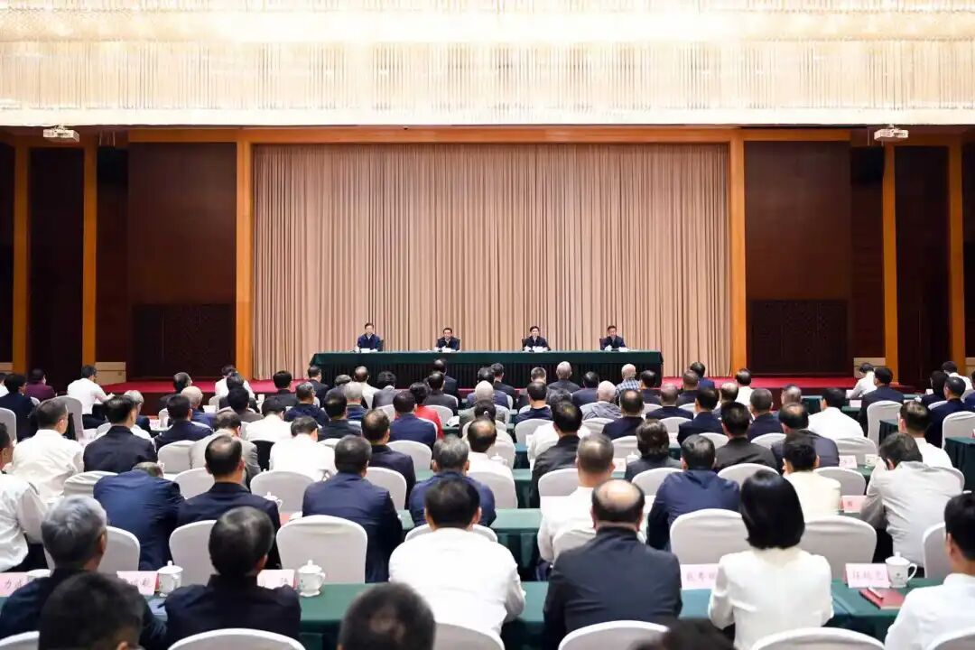 我省召开全省领导干部会议 黄建发宣布中央决定 郝鹏主持并讲话 许昆林王新伟讲话 周波熊茂平出席