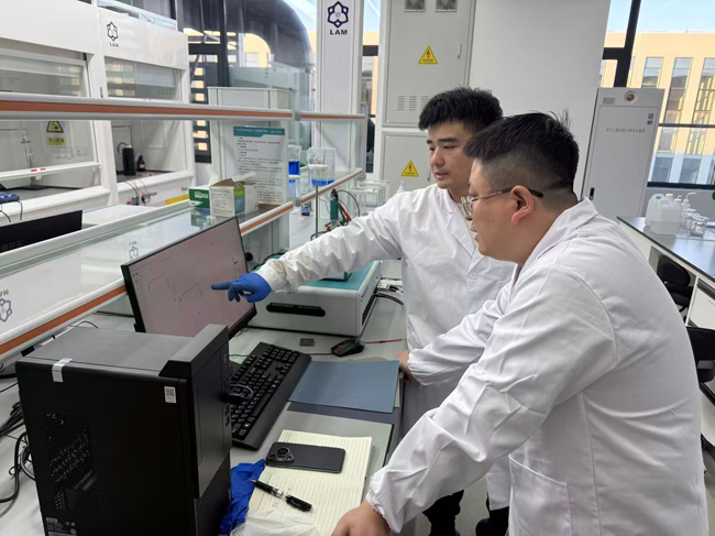 研究团队成员在讨论实验参数。人民网记者 孝媛摄