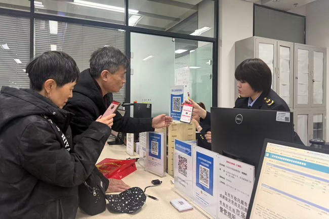 工作人员协助群众办理企业注销业务。人民网记者 孝媛摄