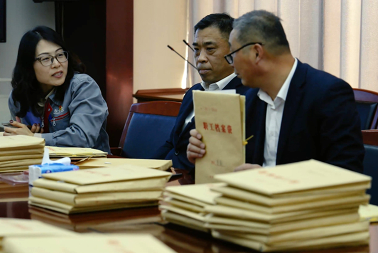 沈阳市人社局到东北制药开展退休审批现场办公。人民网记者 邱宇哲摄