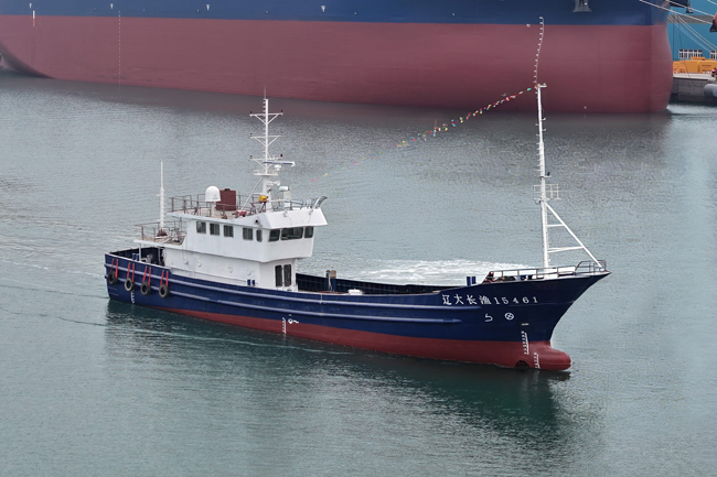 辽宁省第一艘“木改钢”大型渔船下水试航。恒力重工集团供图