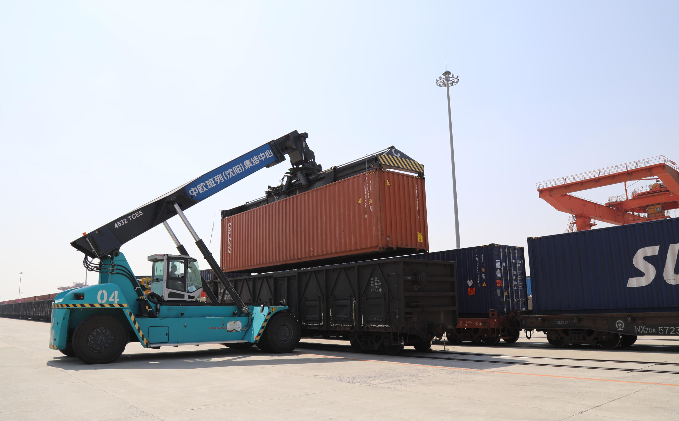 工作人员进行集装箱吊装作业。江大一摄