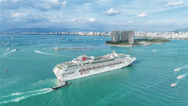 7.75万吨豪华邮轮“梦想号”落地大连港