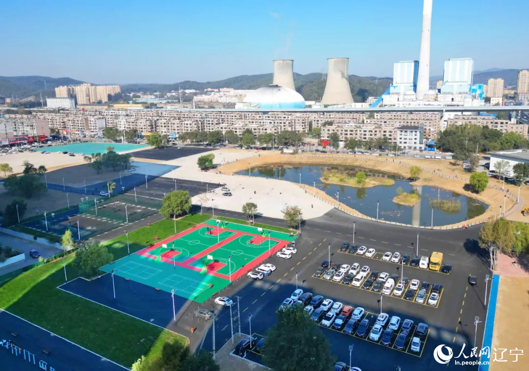 围挡拆除后，闲置空地被改造成停车场、篮球场，还空间于民。人民网记者 王斯文摄