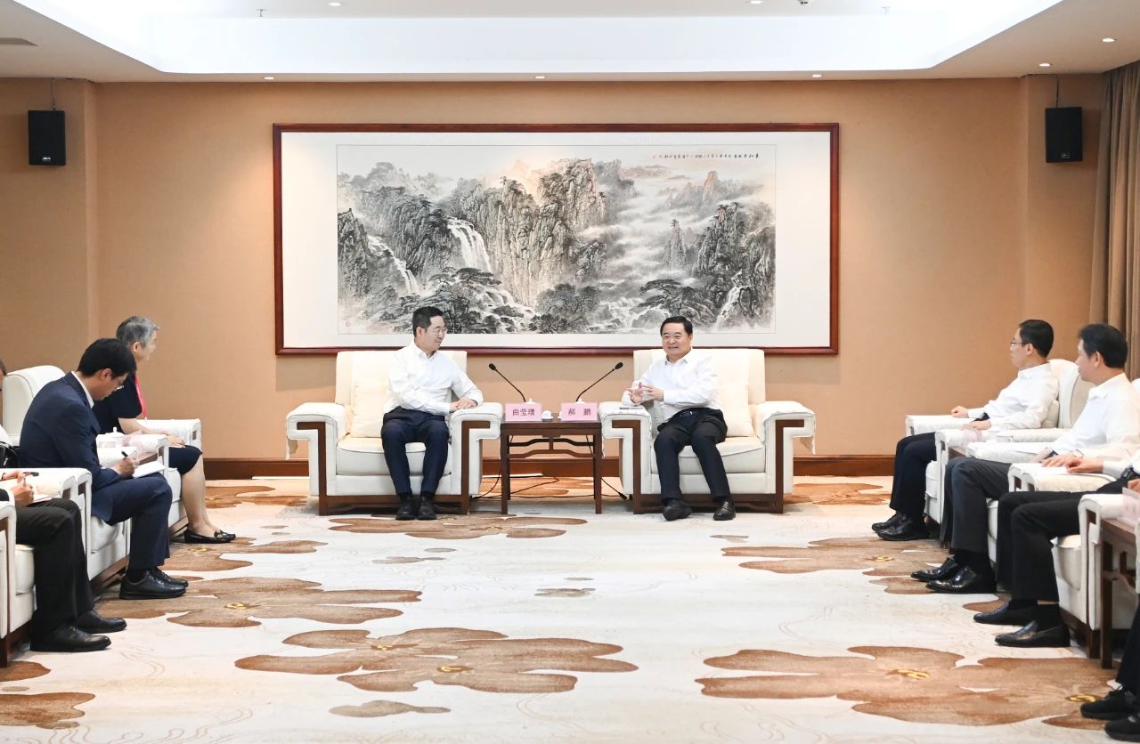 郝鹏会见中国日报社社长兼总编辑曲莹璞一行