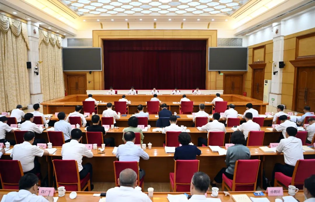 省委理论学习中心组召开专题学习会 郝鹏主持并讲话 王新伟发言