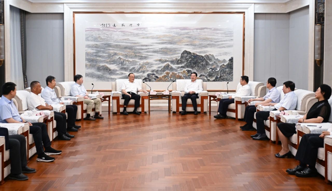 郝鹏王新伟拜会全国人大常委会副委员长雪克来提·扎克尔