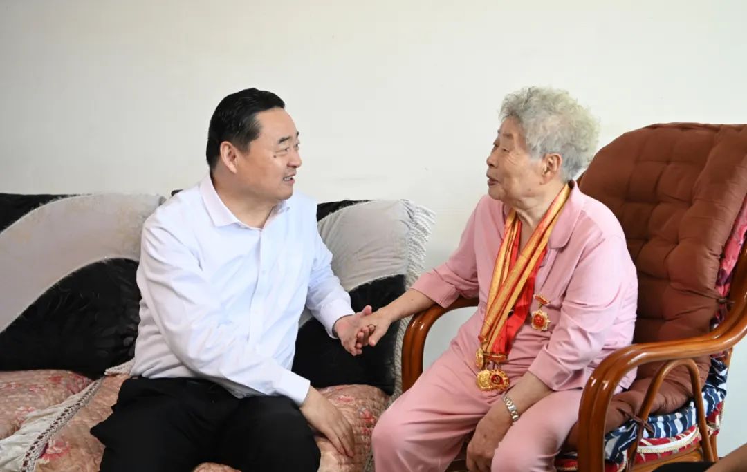 郝鹏在沈阳走访慰问抗战老战士老同志并参观抗战纪念设施