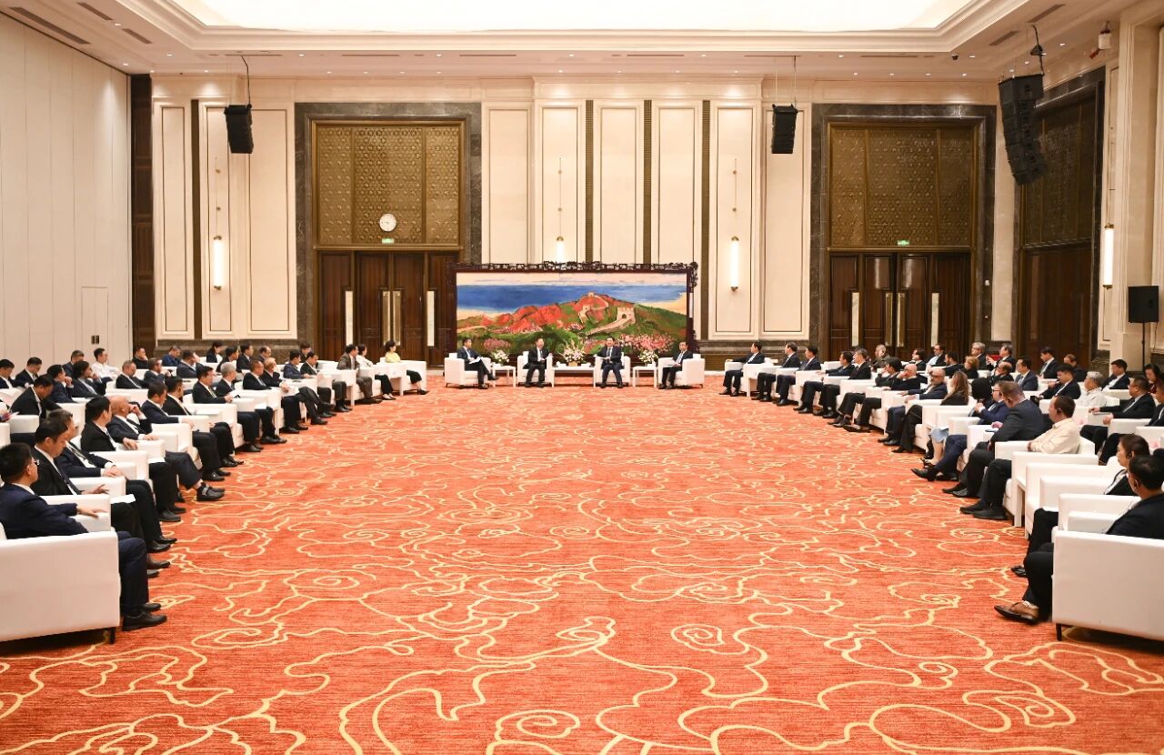郝鹏王新伟会见出席2025全球工业互联网大会嘉宾