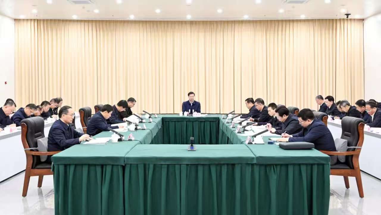 省委召开“十五五”时期经济社会发展座谈会 许昆林主持并讲话 王新伟周波熊茂平出席