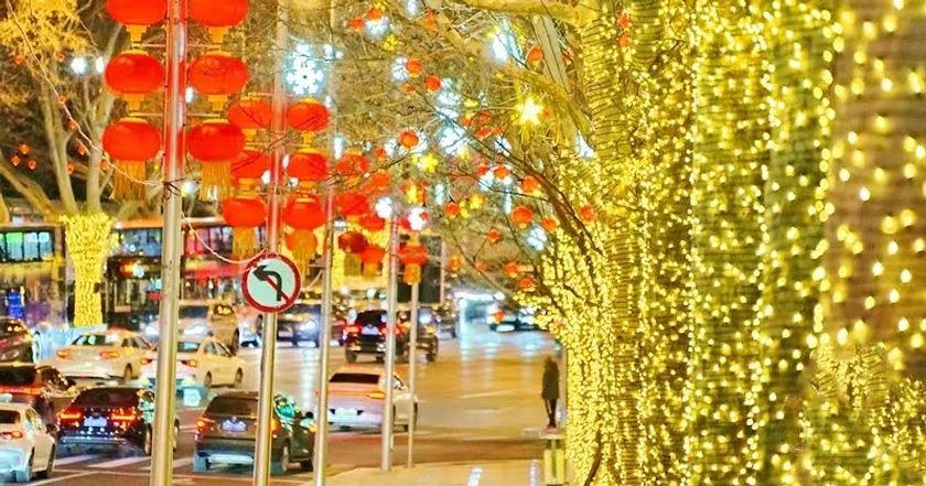 大连街头，节日氛围感拉满！