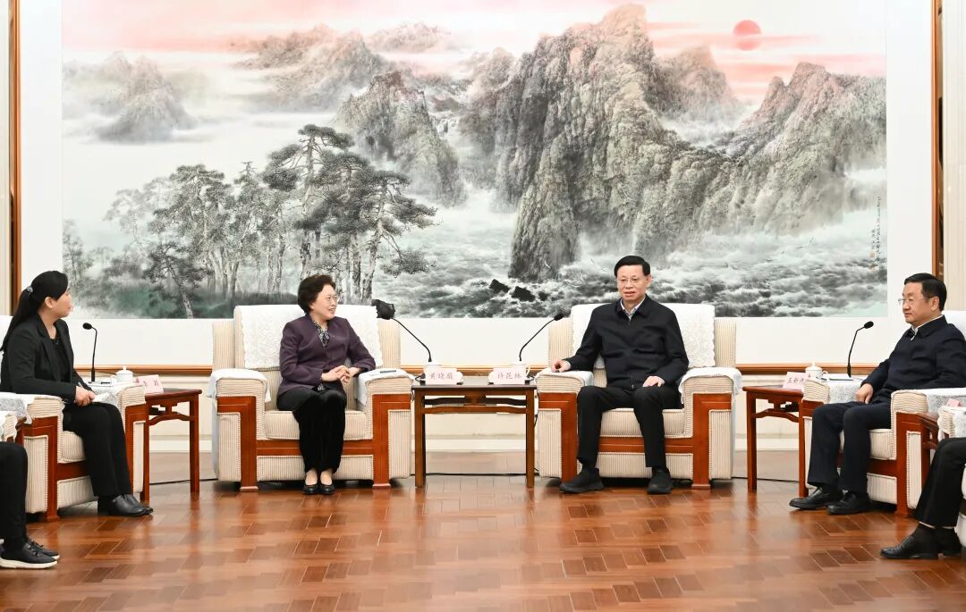 许昆林王新伟会见全国妇联党组书记黄晓薇