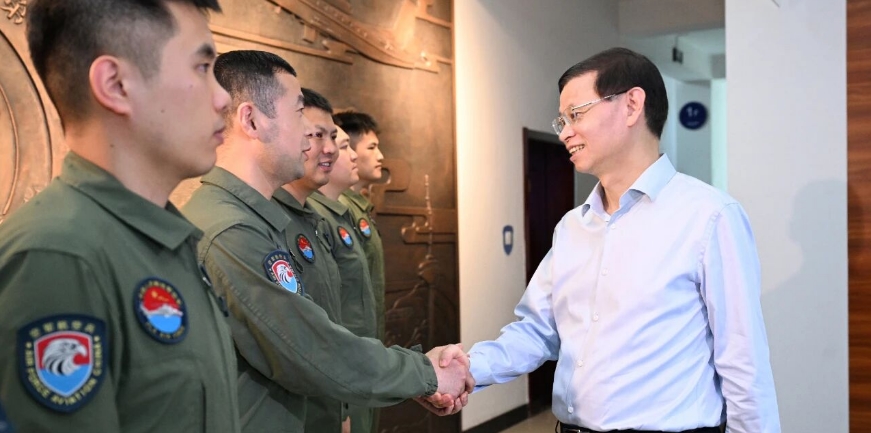 许昆林走访慰问驻辽部队官兵