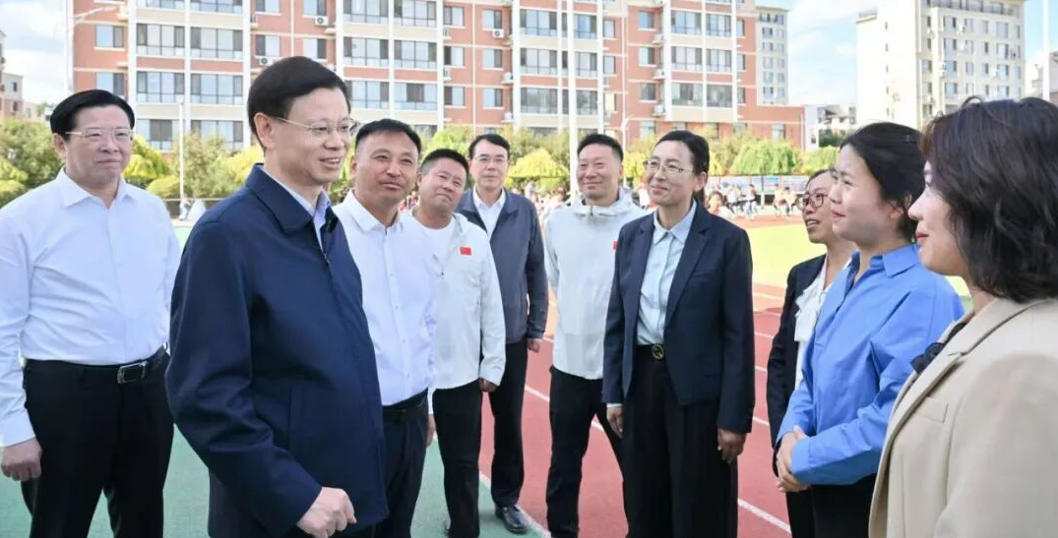 许昆林看望慰问教师